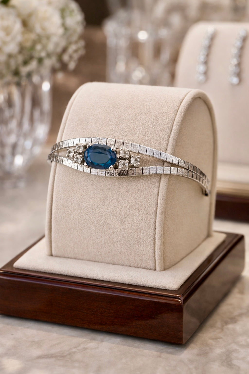 Bracciale argento anni ‘60 maglia semi rigidida con centrale azzurro profondo e zirconi