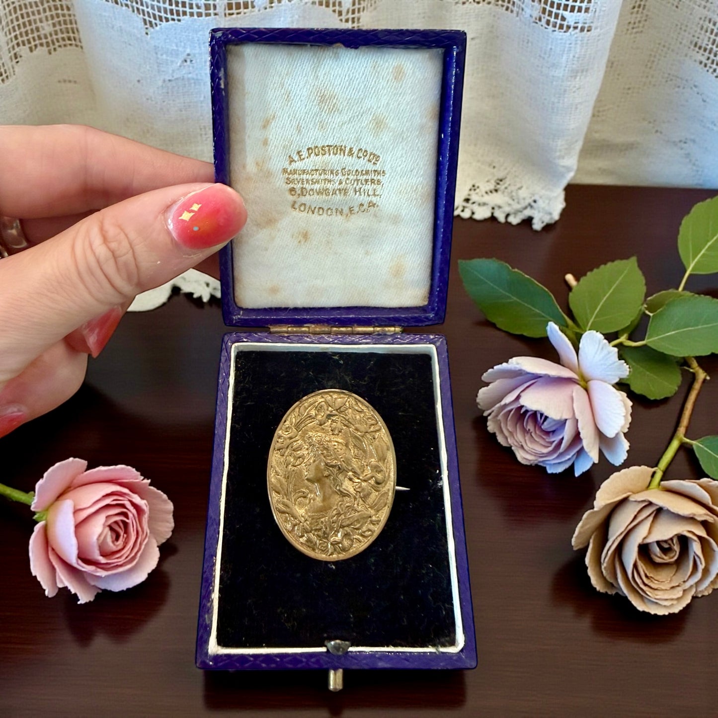 Spilla a cammeo anni ‘20 ca con allegoria femminile tra liberty e neoclassico, con scrigno originale Londinese