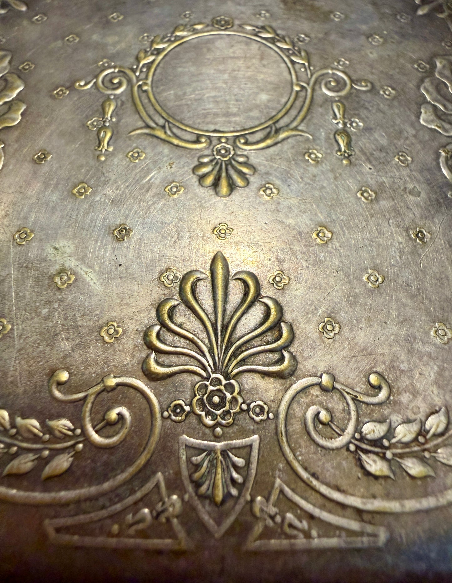 Porta sigarette tardo Liberty placcato argento punzonato, dorato internamente con elastici d’epoca