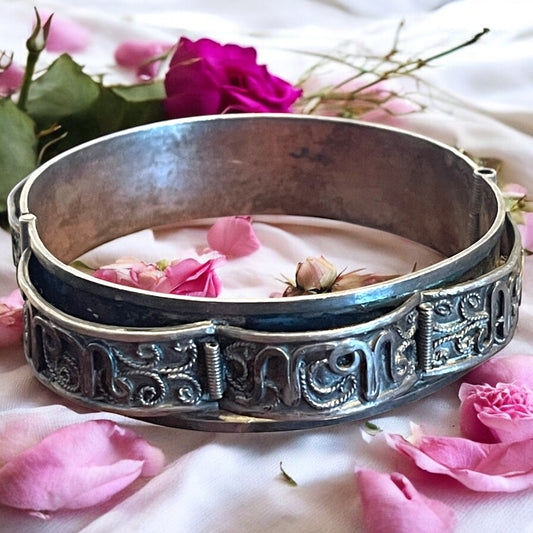 Antico bracciale in argento con mantra, prob. origine Tibet