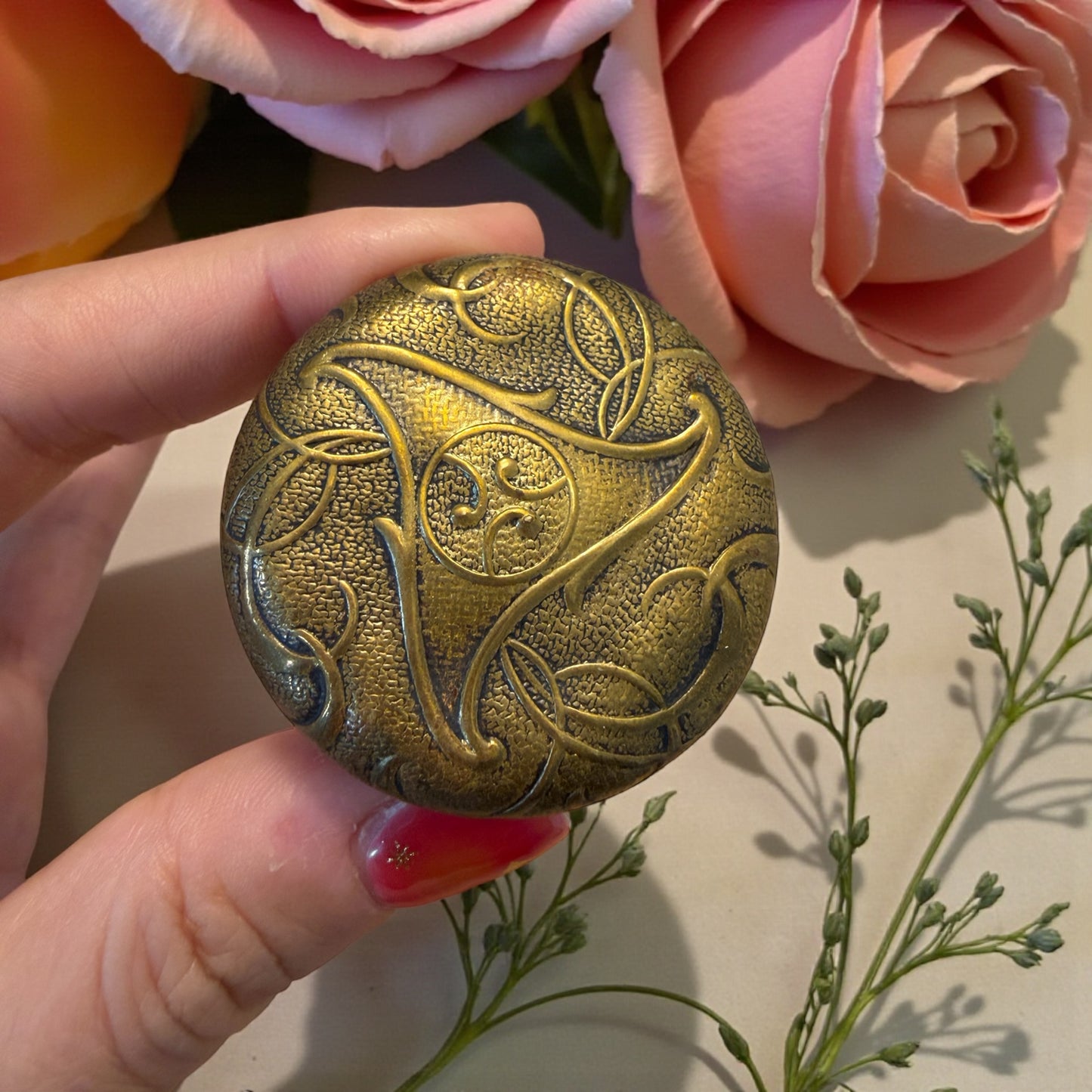 Boite de courtoisie, piccola cipriera con specchio interno Art Nouveau in stile Gallé