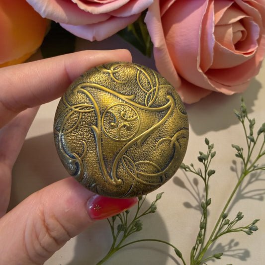 Boite de courtoisie, piccola cipriera con specchio interno Art Nouveau in stile Gallé