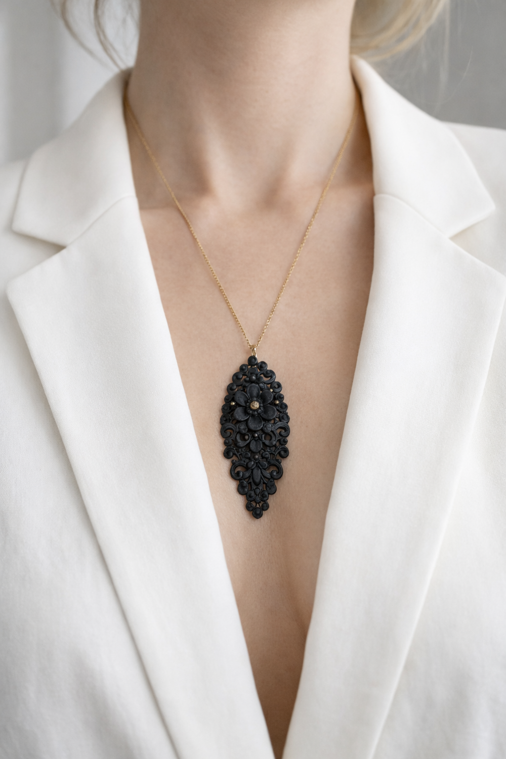 Spilla vittoriana da lutto in princisbecco smaltato opaco, circa 1880