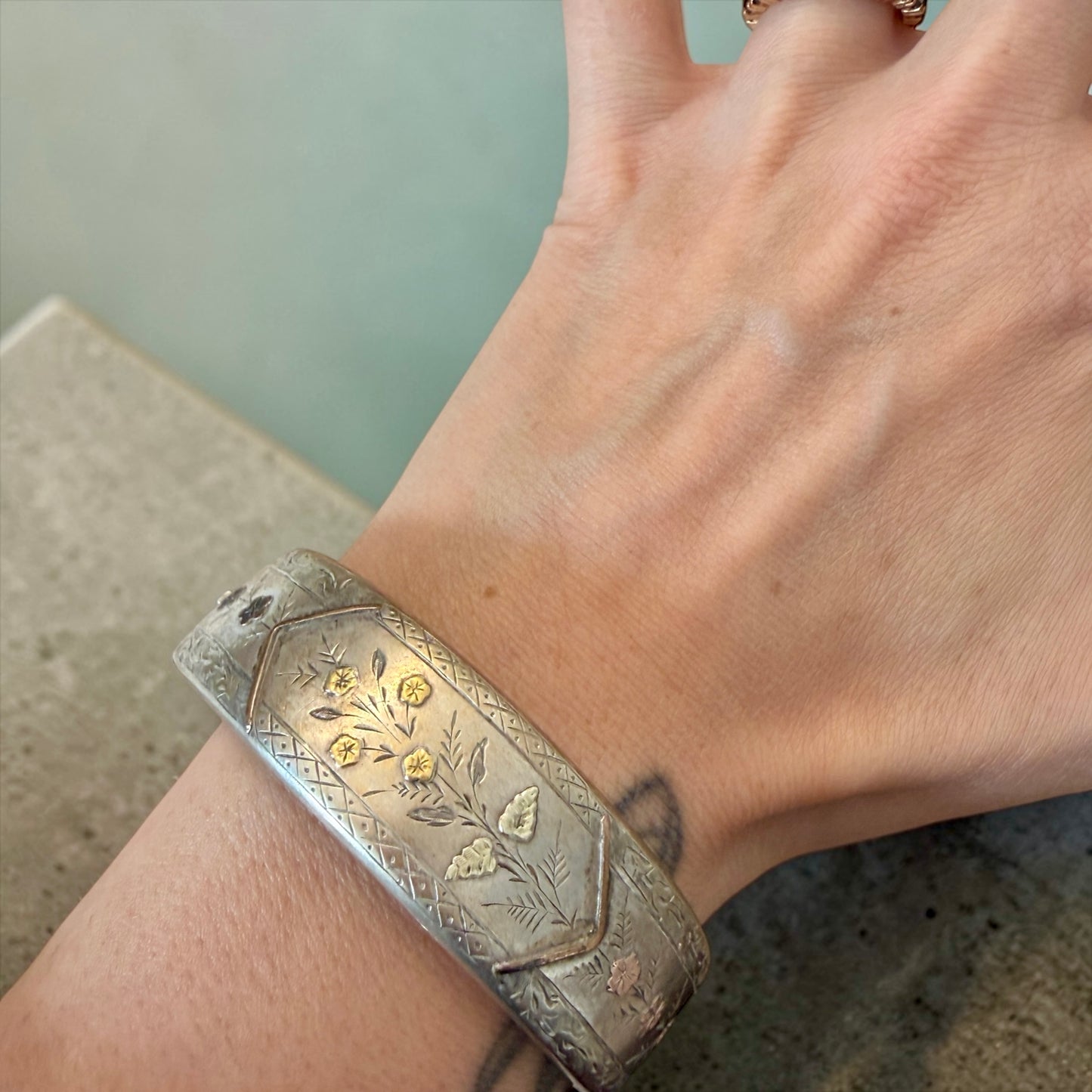 Bracciale in argento massiccio antico, fine ‘800 primo ‘900 con fiori placcati oro