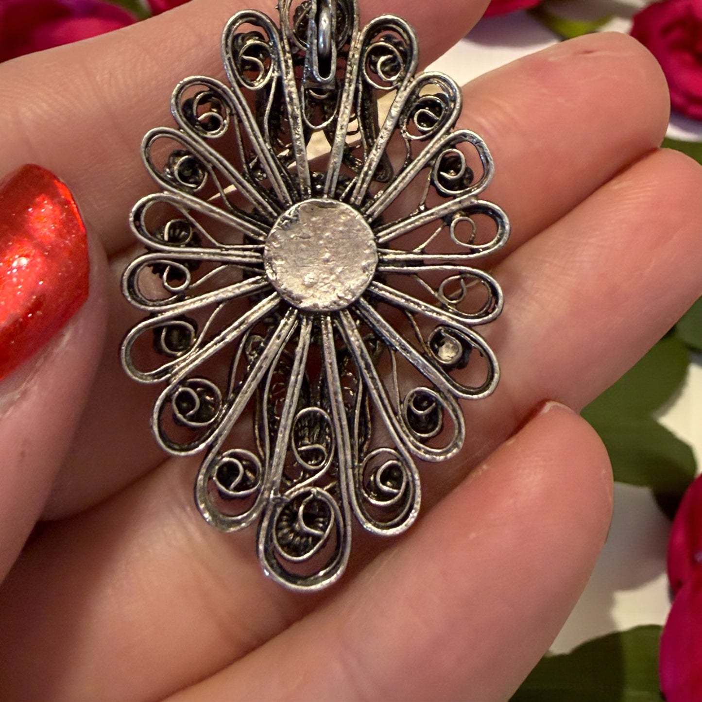 Antico ciondolo pendente in filigrana d’argento con cabochon di corallo ricostituito, prima metà ‘900