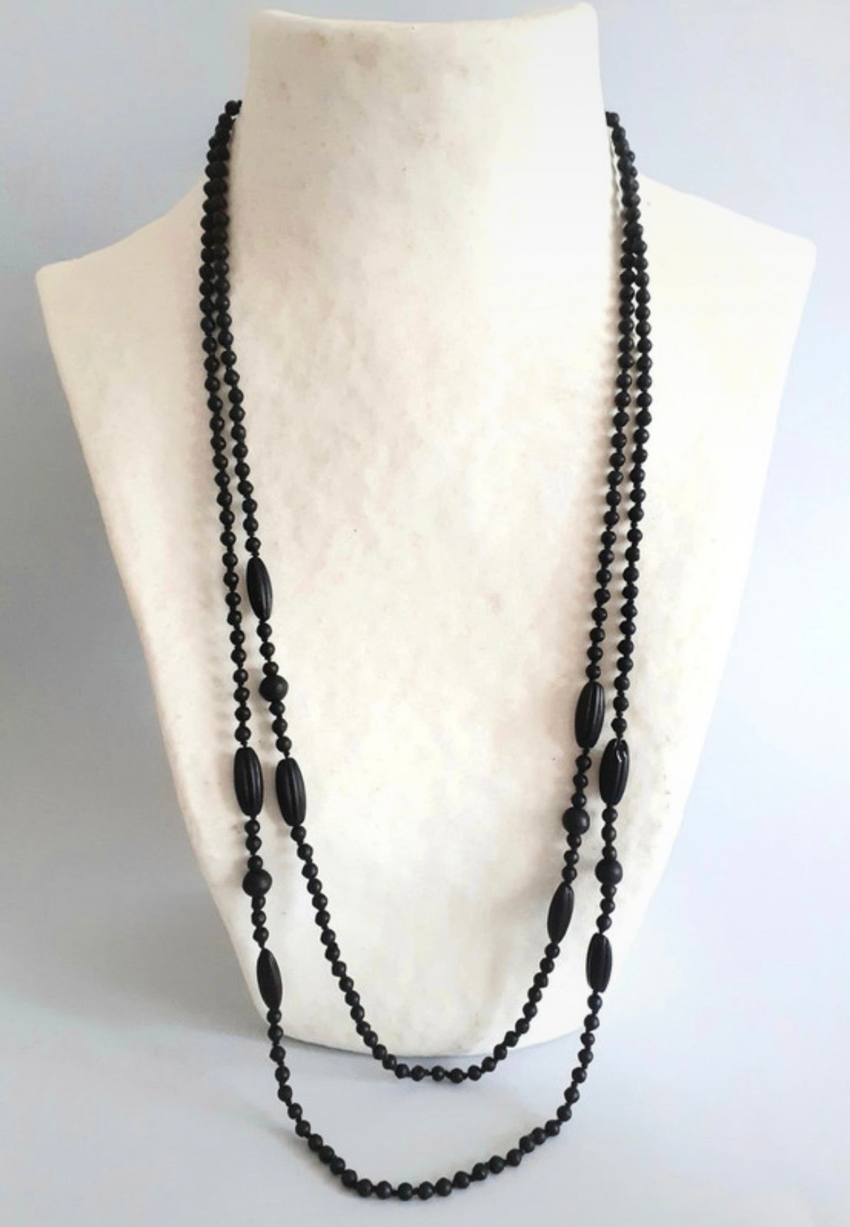 Lunghissima collana da lutto in vulcanite / ebanite primi 900, 150 cm