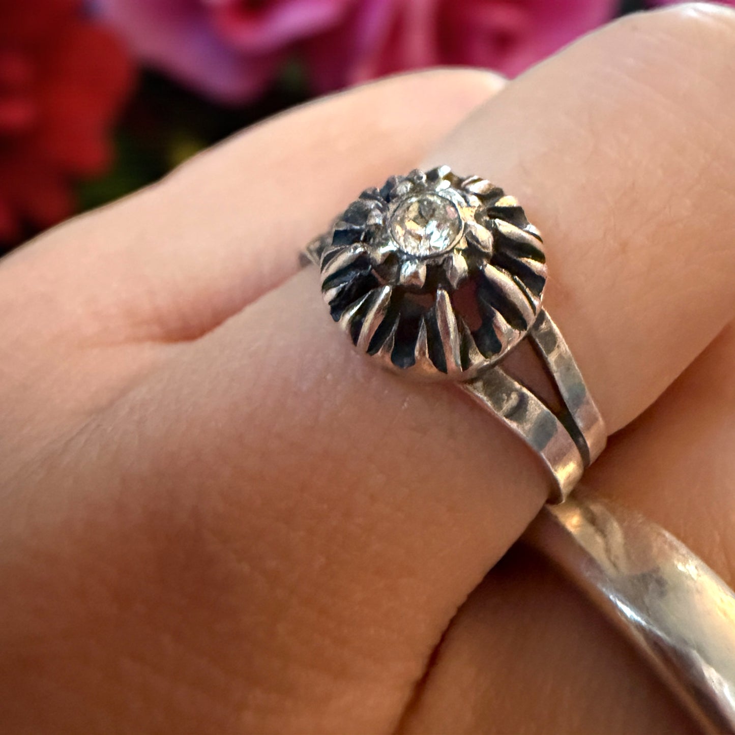 Antico anello di fidanzamento francese in argento ottocento con vetro taglio brillante