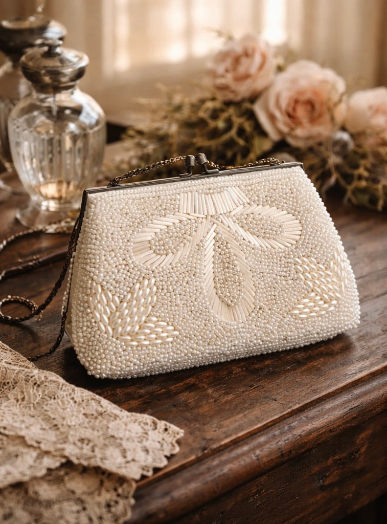 Elegante borsetta clutch da cerimonia anni ‘50 da polso/gomito in perline bianche