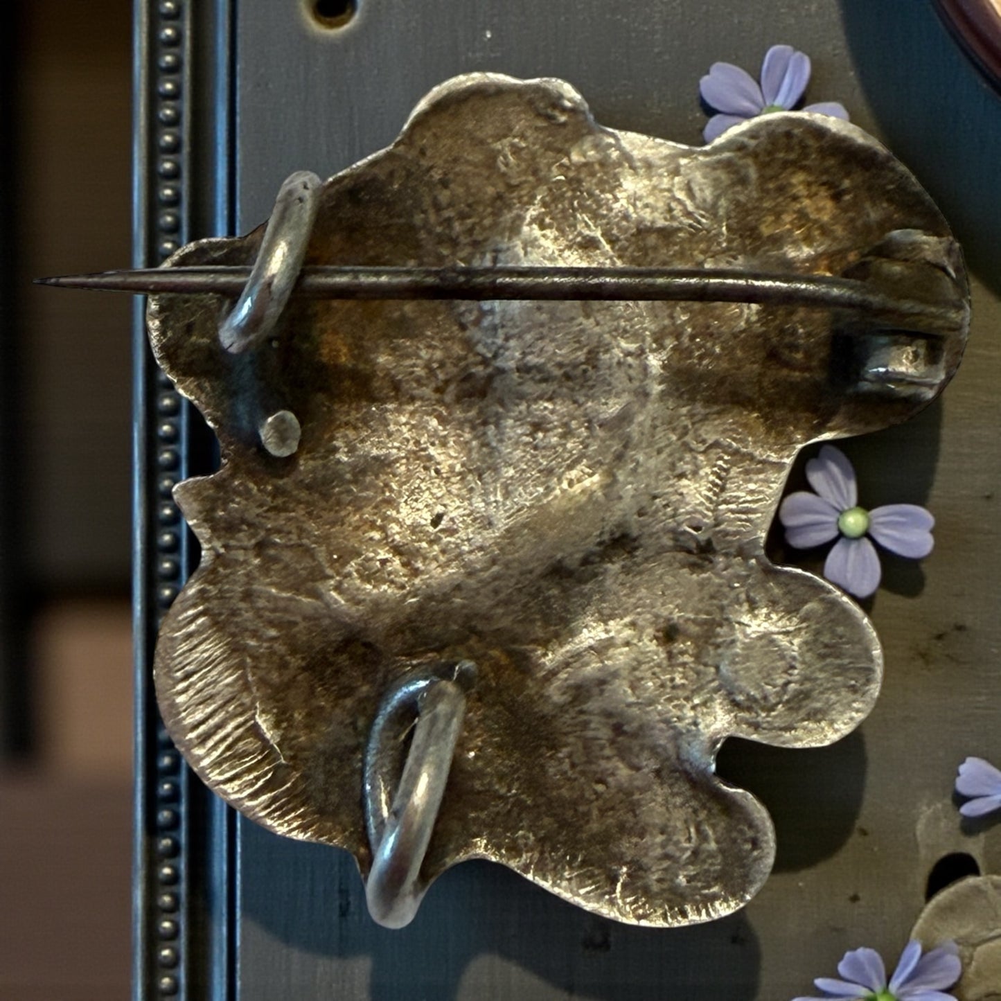 Spilla Liberty volto di donna con fiori e volute, pasta vitrea rosa, primo ‘900