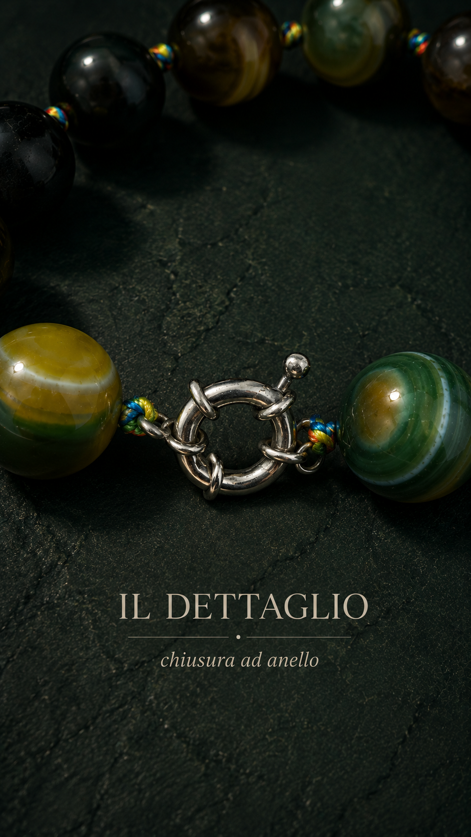 Importante collana in perle di varietà di agate verdi infilate ed annodate a mano, gioiello contemporaneo
