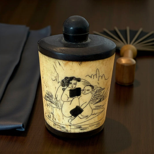 Snuff Bottle in osso con scena erotica, Cina prima metà 900