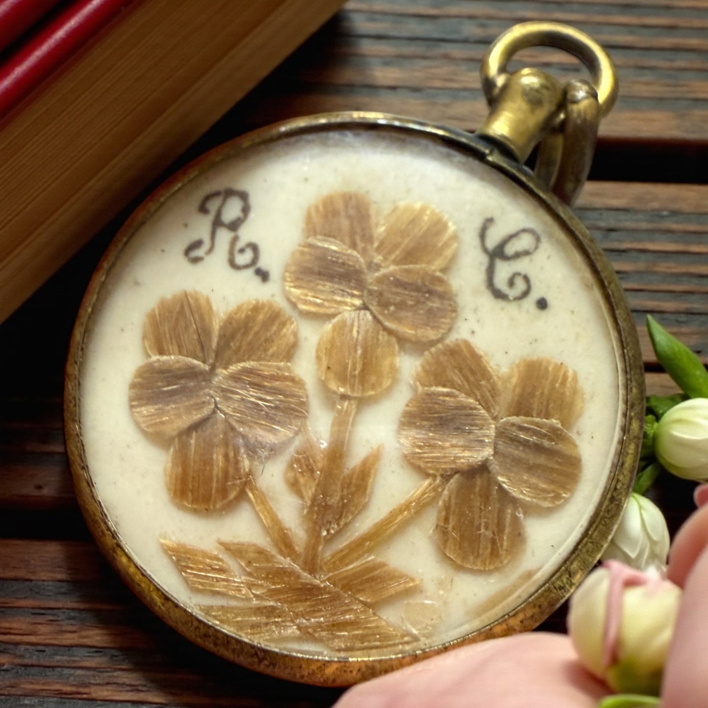 Antico pendente con hairwork vittoriano, ricamo di veri capelli gioiello ad memoriam