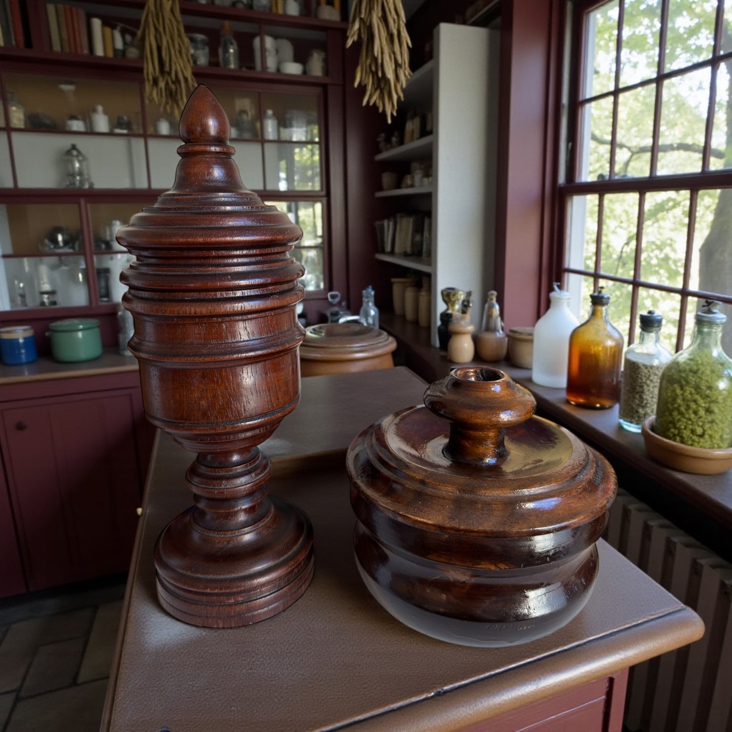Antica coppia vasi da erboristeria in legno da banco, primo ‘900 per foglie e preparati essiccati