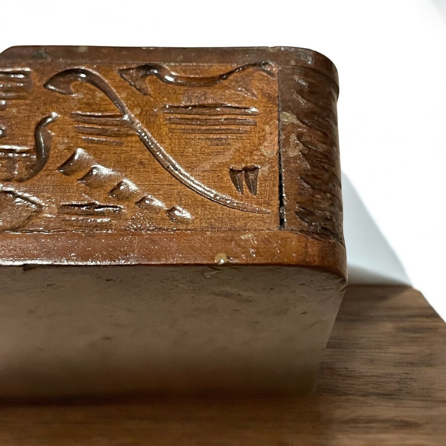 Astuccio o espositore per orologio a cipolla, primo ‘900, legno intagliato art Nouveau