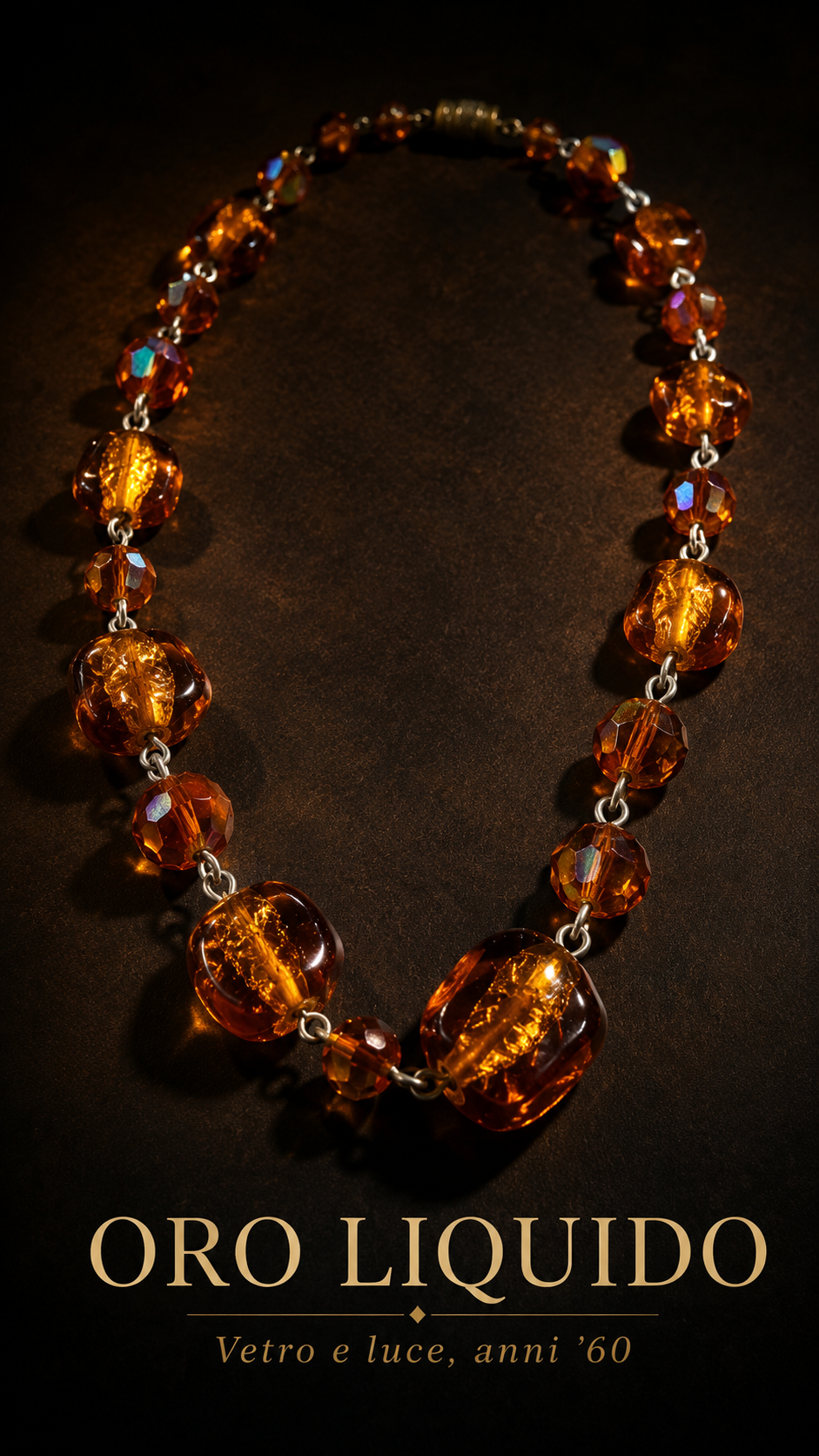 Collana a giro morbido con cristalli Aurora Borealis ed elementi in vetro irregolari con pagliuzze dorate, anni ‘60