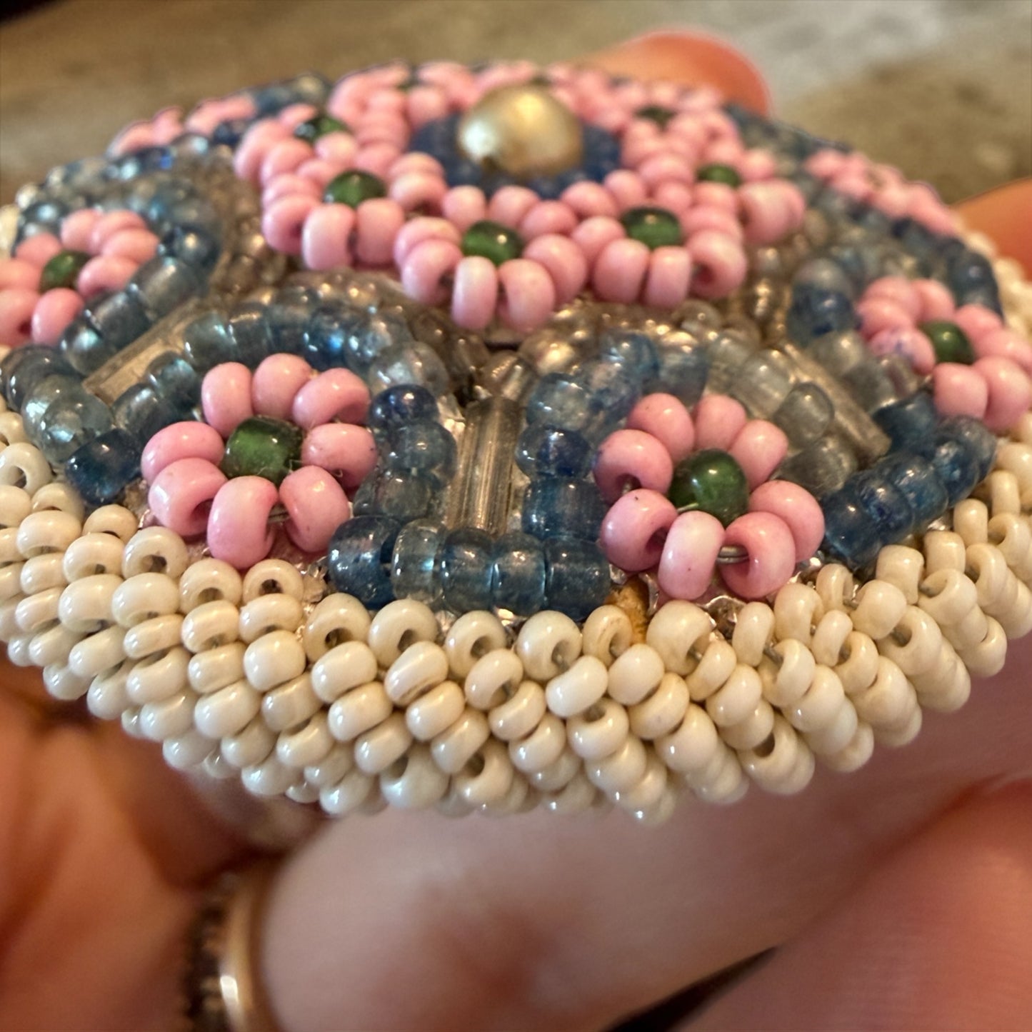 Spilla in micro perline cucita a mano, primi ‘900