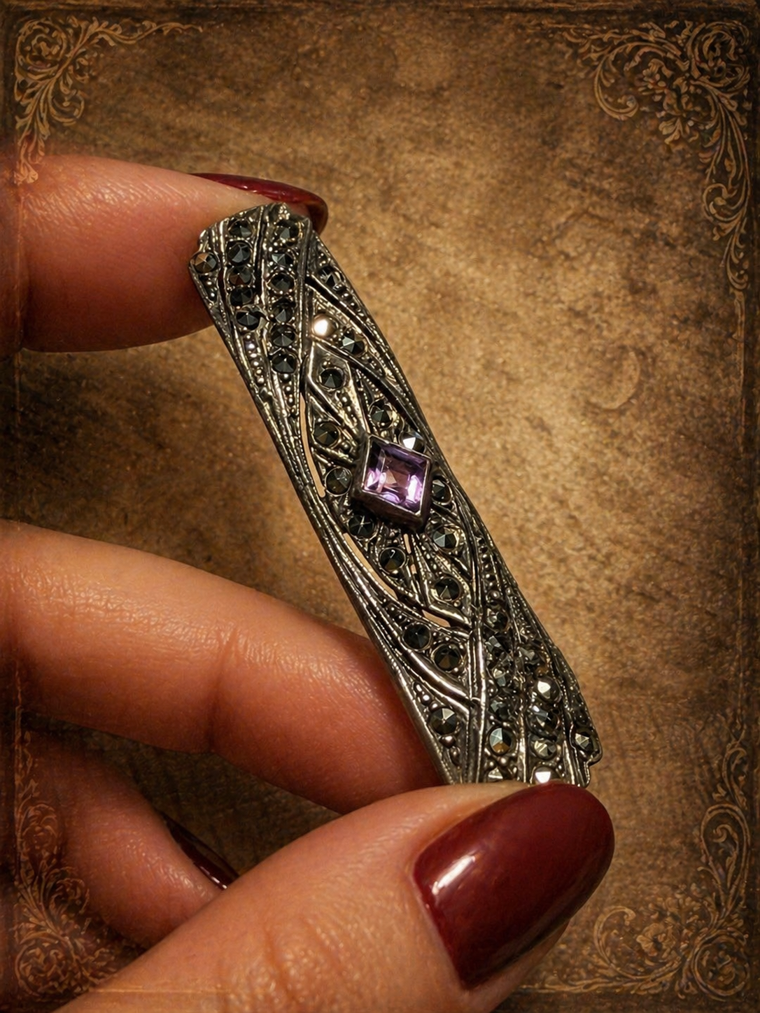 Spilla gioiello con marcasiti e vetro ametista, argento 925, anni ‘30-‘40