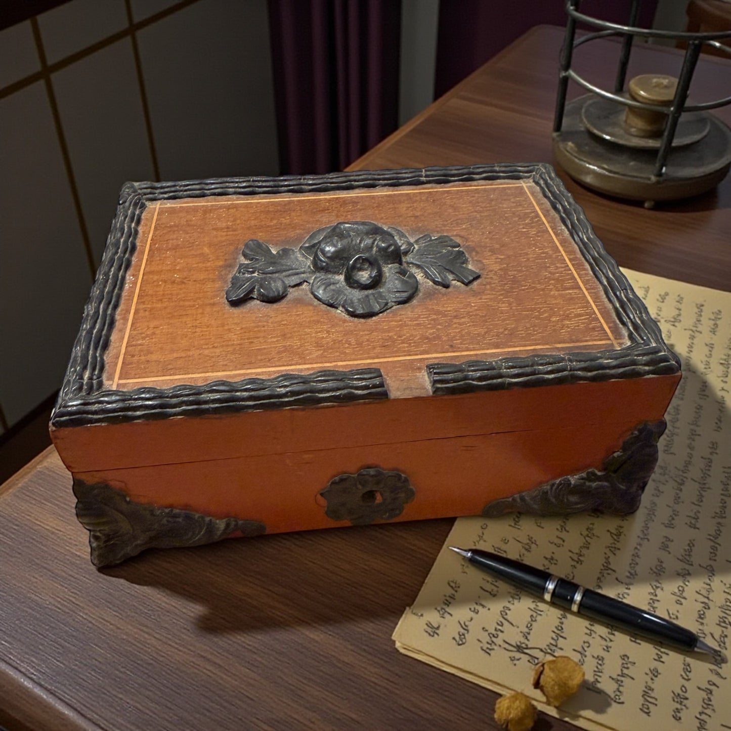 Antico scrigno da scrittoio eclettico con decorazioni floreali, ca 1890