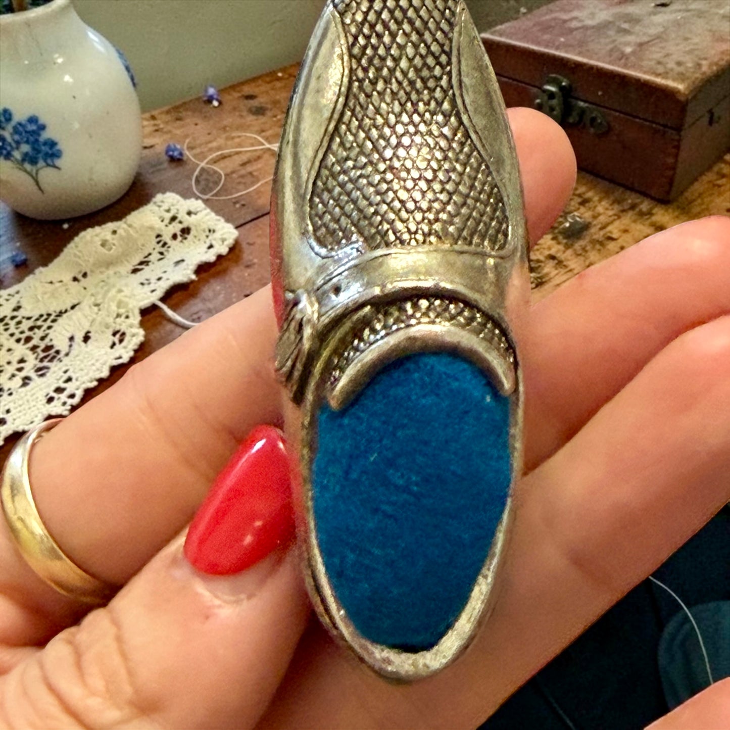Puntaspilli vintage a guisa di deliziosa scarpetta argentata con cuscinetto blu