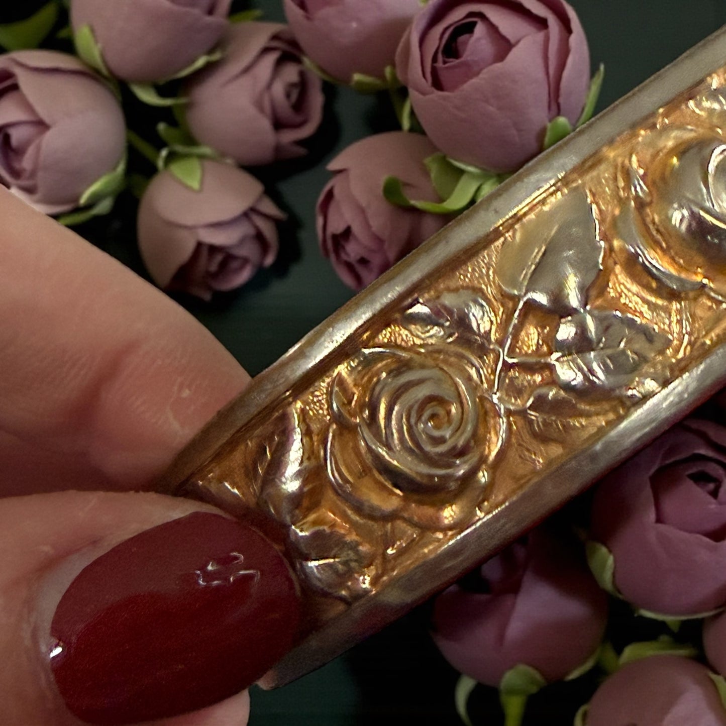 Bracciale rigido con rose e catenella di sicurezza, fine anni ‘50-primi ‘60
