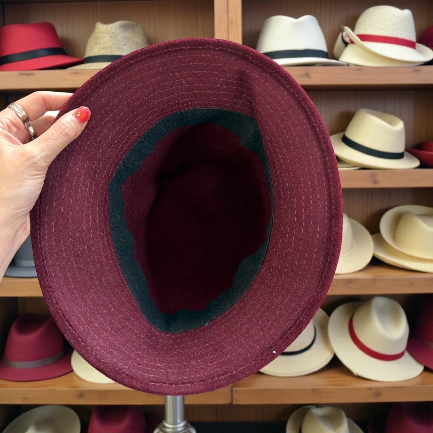Cappello Borgogna con gros-grain color petrolio e piume, ispirazione cloche anni ‘20, produzione anni ‘50-‘60