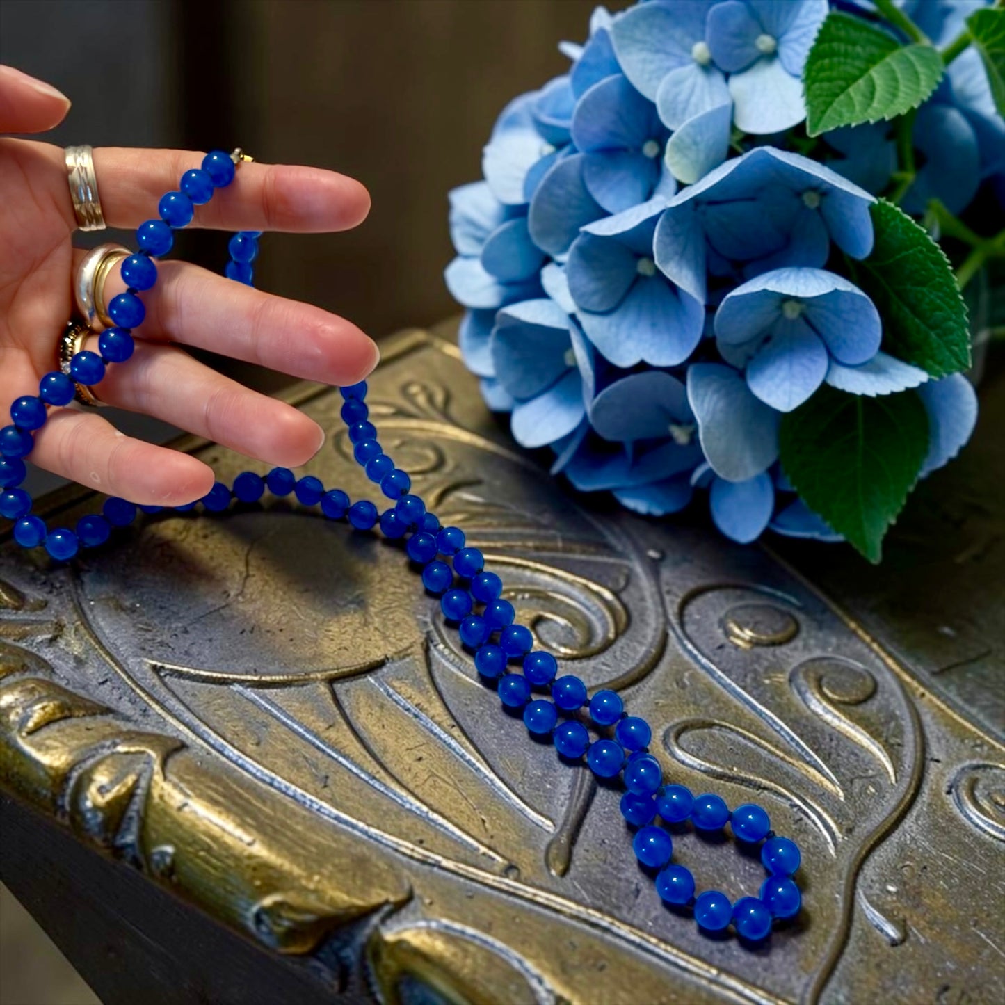 Collana in opalina azzurro/blu annodata ed infilata a mano, anni ‘20, chiusura metallo bianco art déco