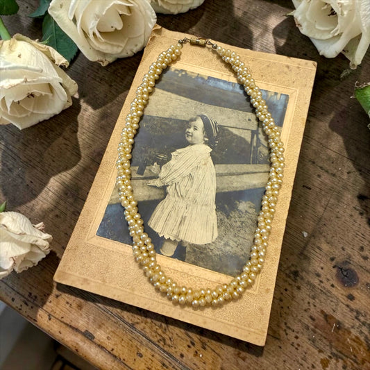 Collana vintage 50s a tre fili di perline torchon, chiusura a barilotto