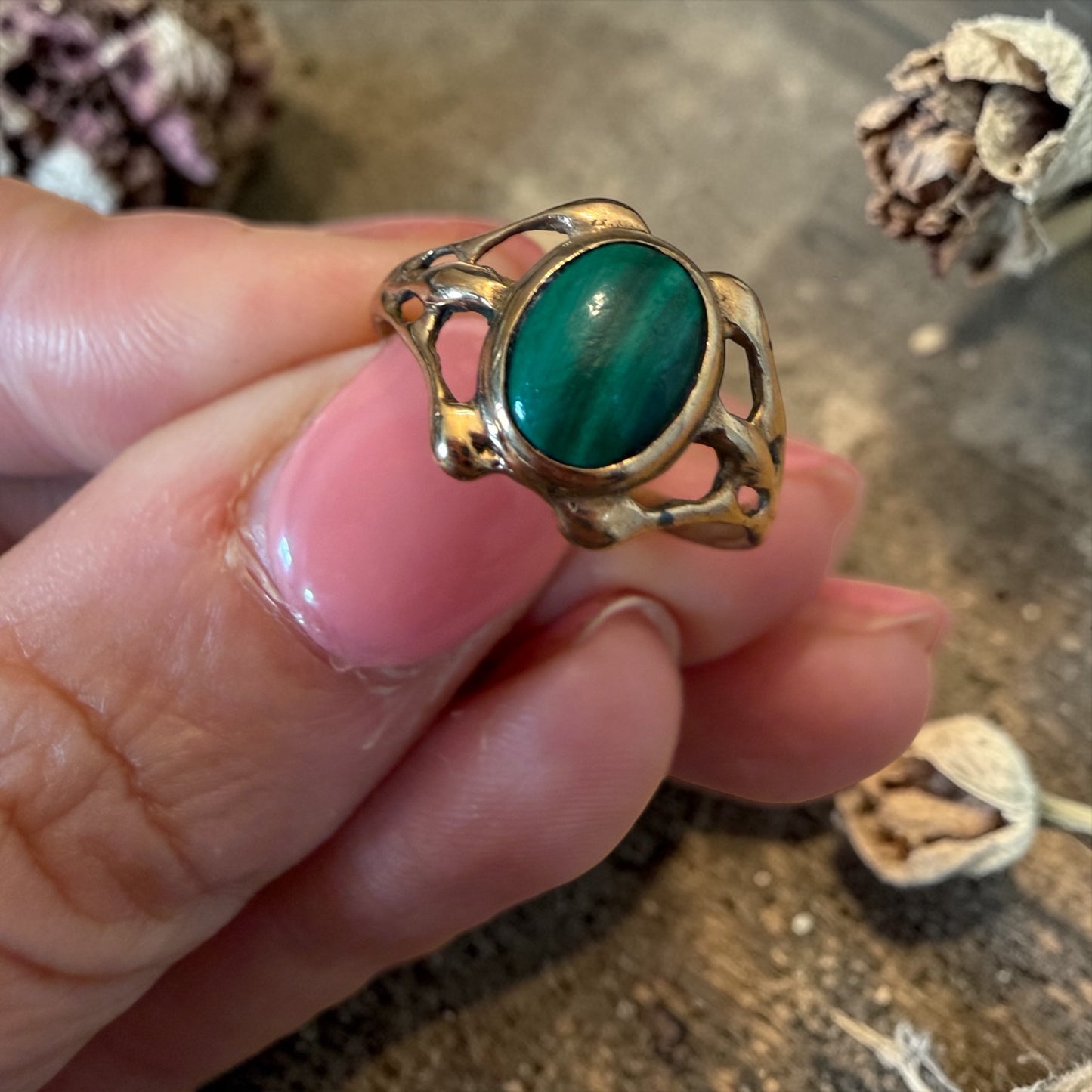 Anello placcato oro basso con cabochon malachite, linee liberty