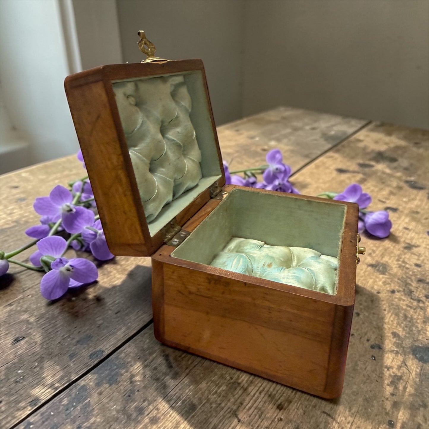 Antica scatola porta gioie “Nice” fine ‘800 con viole dipinte e interno seta capitonné