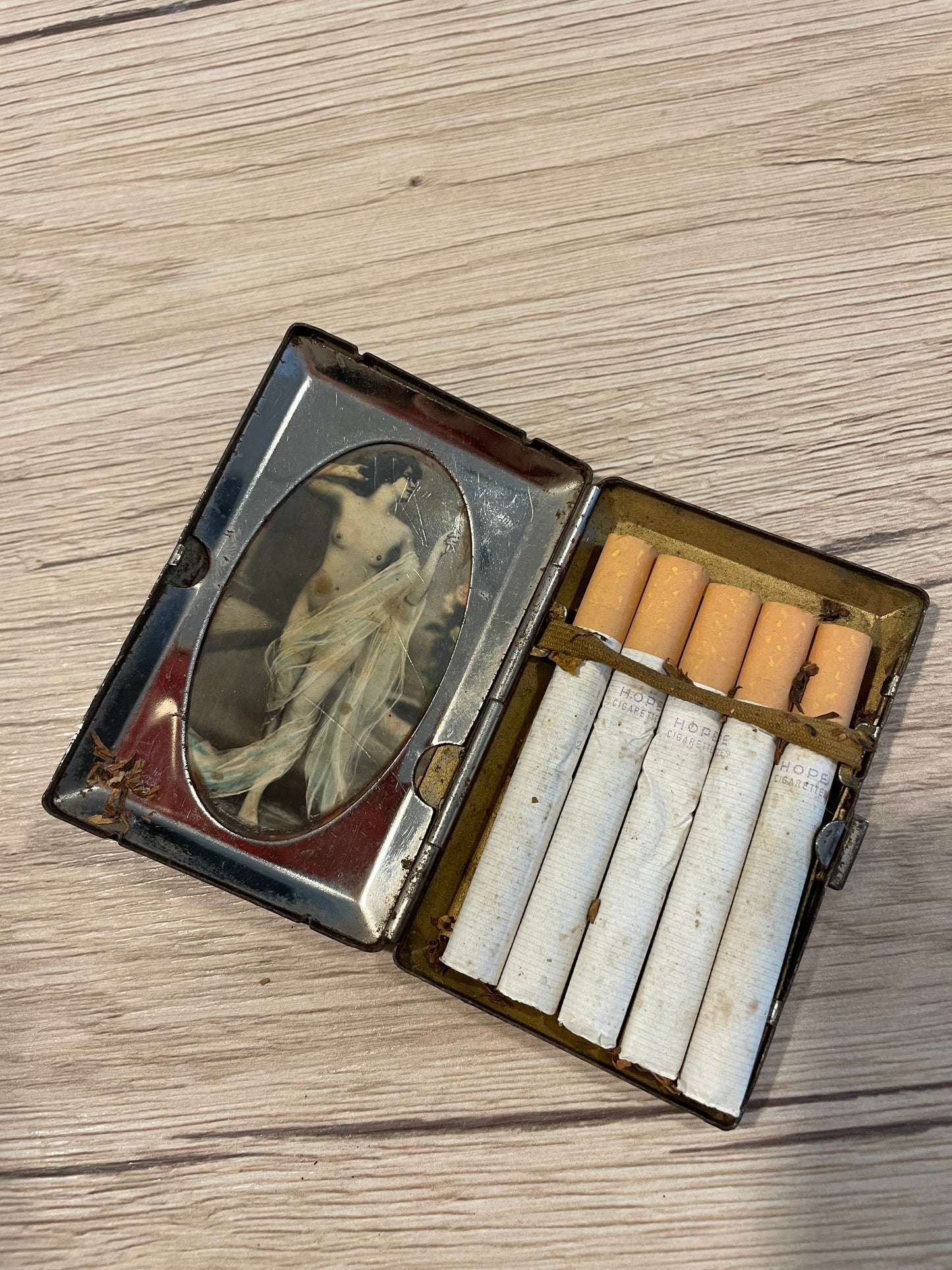 Cigarette case with nudes from the 40s