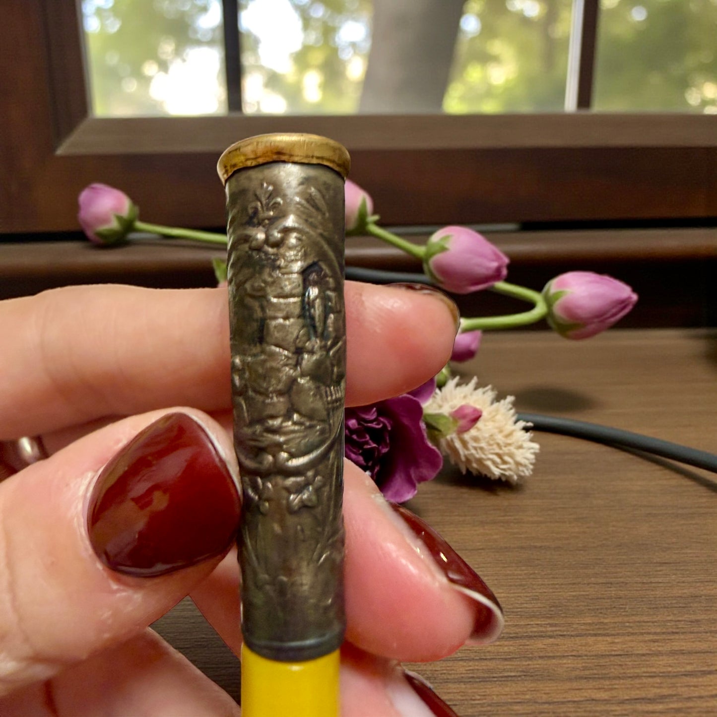 Bocchino antico gioiello con argento a sbalzo e scena apparizione Lourdes