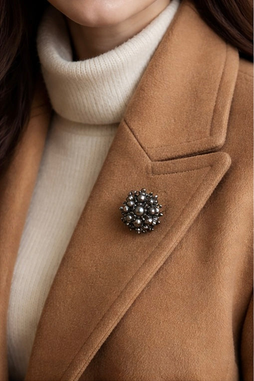 Coppia di gioielli da cappotto a spillo con asta in argento, fine ‘800 - primo ‘900