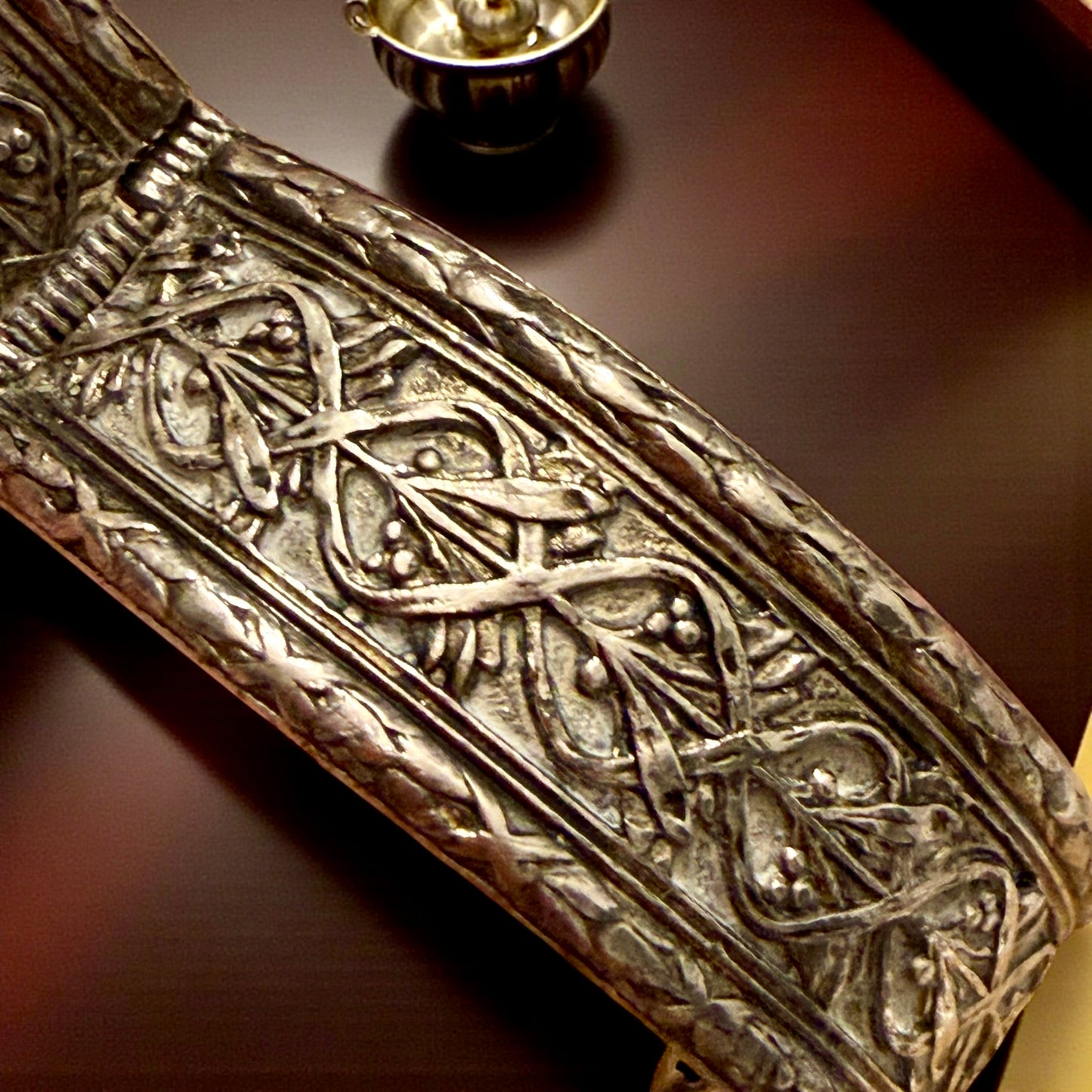 Bracciale rigido placcato argento tardo Liberty con motivo fitomorfo