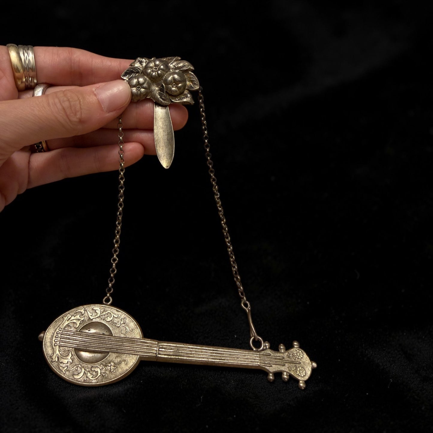 Antica chatelaine in argento da sarta, pezzo molto raro con porta aghi a guisa di liuto, fine ‘800 - primo ‘900