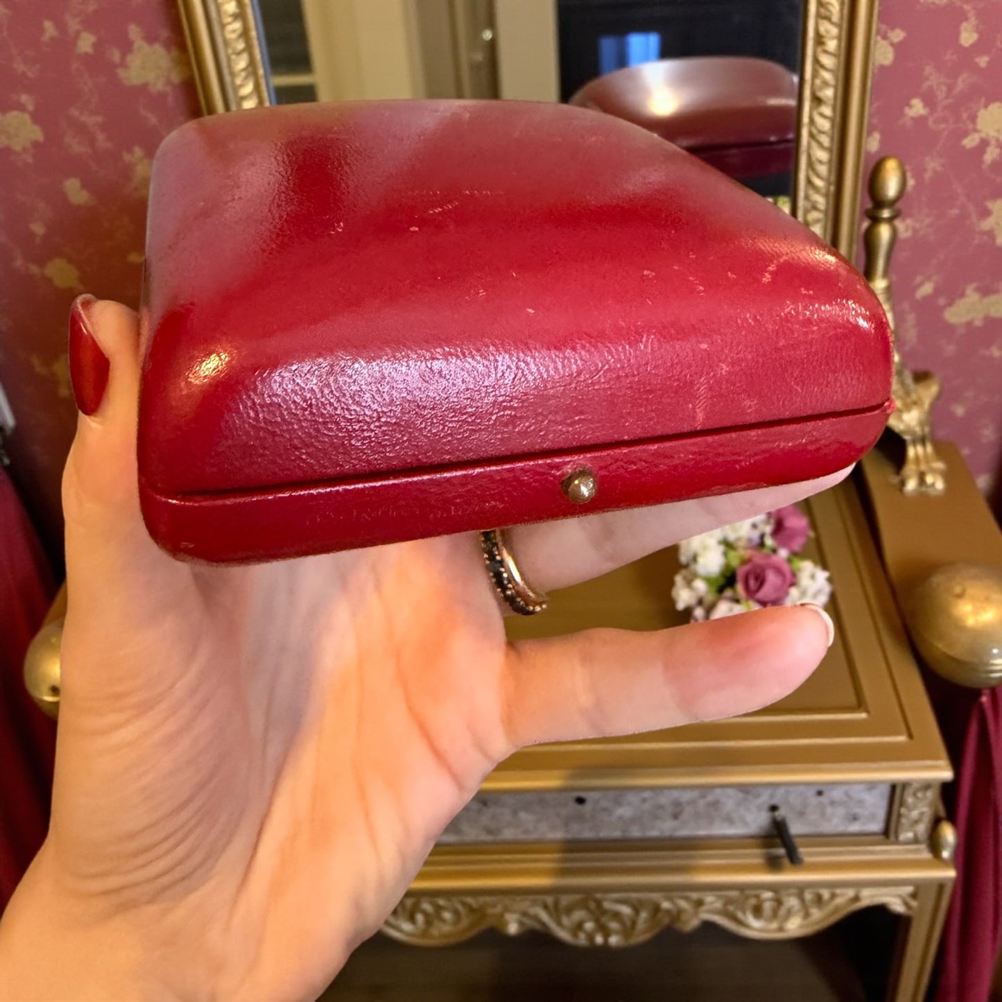 Bracciale rigido con smalti, tardo Déco gusto orientalista, con scrigno originale