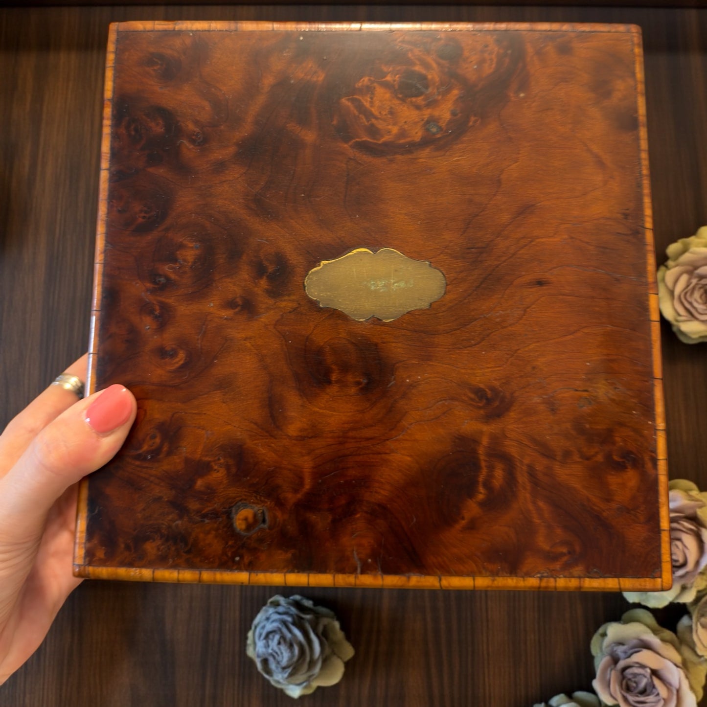 Antico grande scrigno in radica di noce con interno capitonné rosa