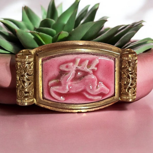 Spilla anni ‘40 con ceramica e cervo in rilievo