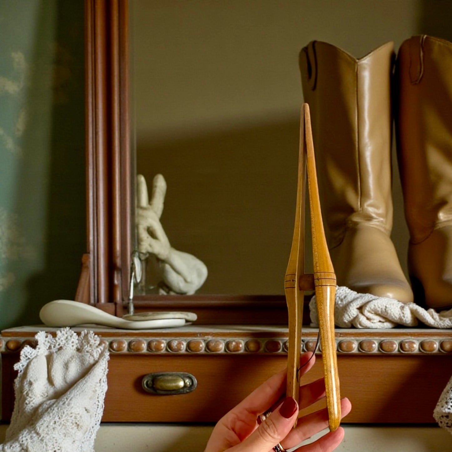 Pinza a molla antica per mettere in forma i guanti, 30 cm fine ‘800 primo ‘900