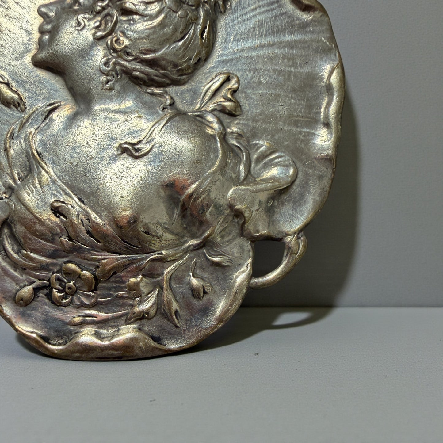 Fibbia Liberty 1900 a guisa di viola del pensiero con donna, adattata a spilla negli anni ‘40