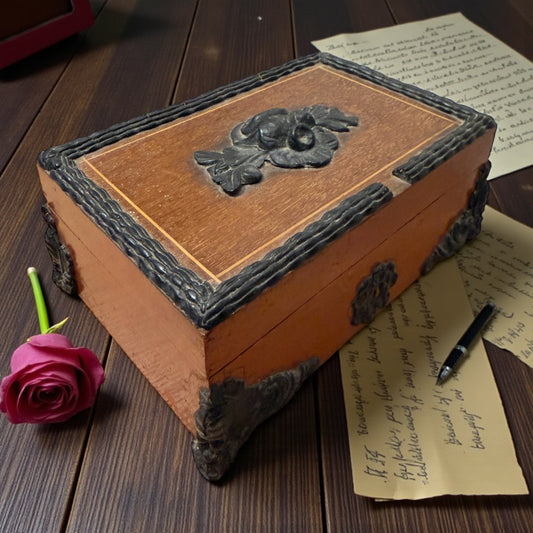 Antico scrigno da scrittoio eclettico con decorazioni floreali, ca 1890