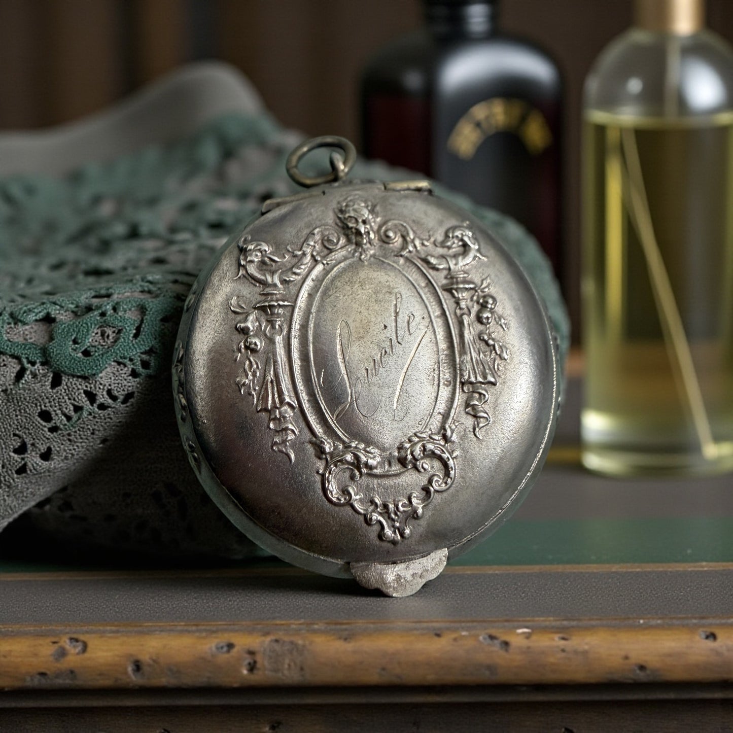 Stupendo porta cipria e specchi pendente da Chatelaine con incisione Lucile, ca 1920