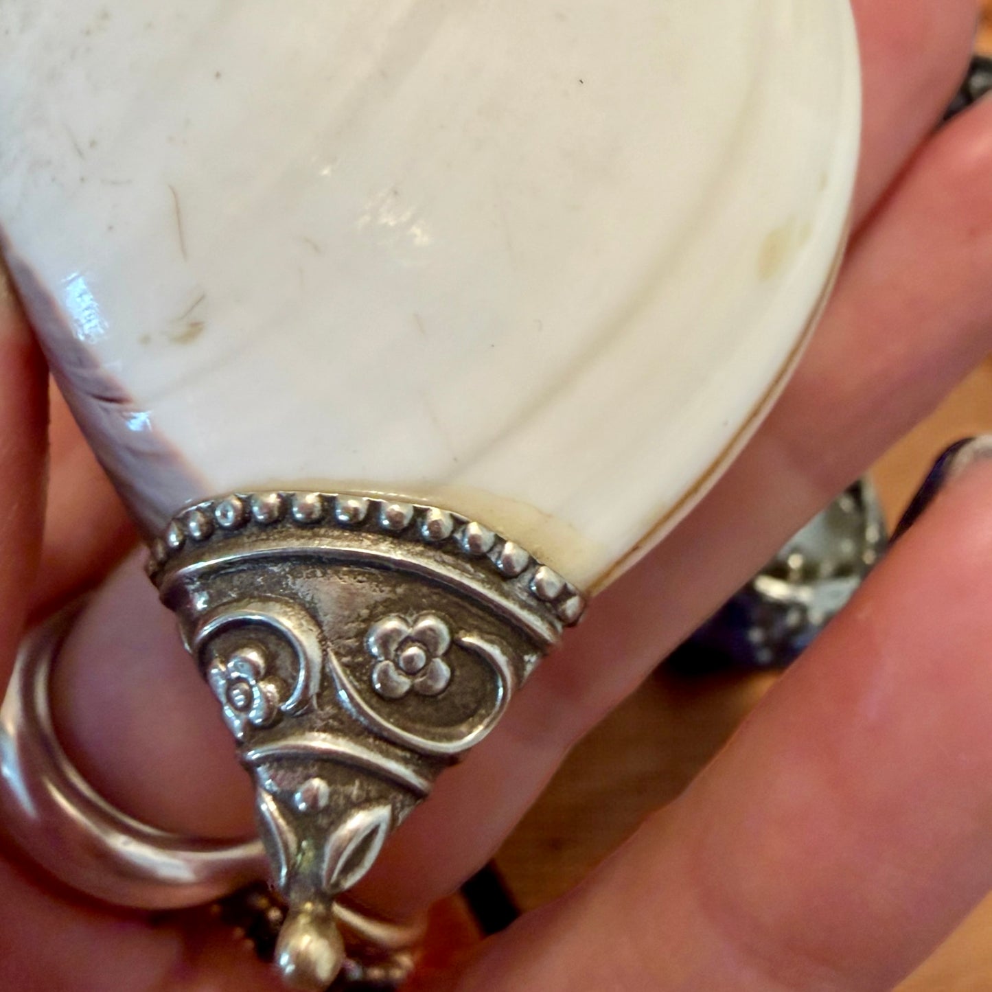 Tabacchiera da fiuto ricavata da valve di conchiglie, ca meta ‘900