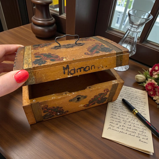 Antica scatola cofanetto francese, decorato negli anni ‘30 ca, scritta “Maman”