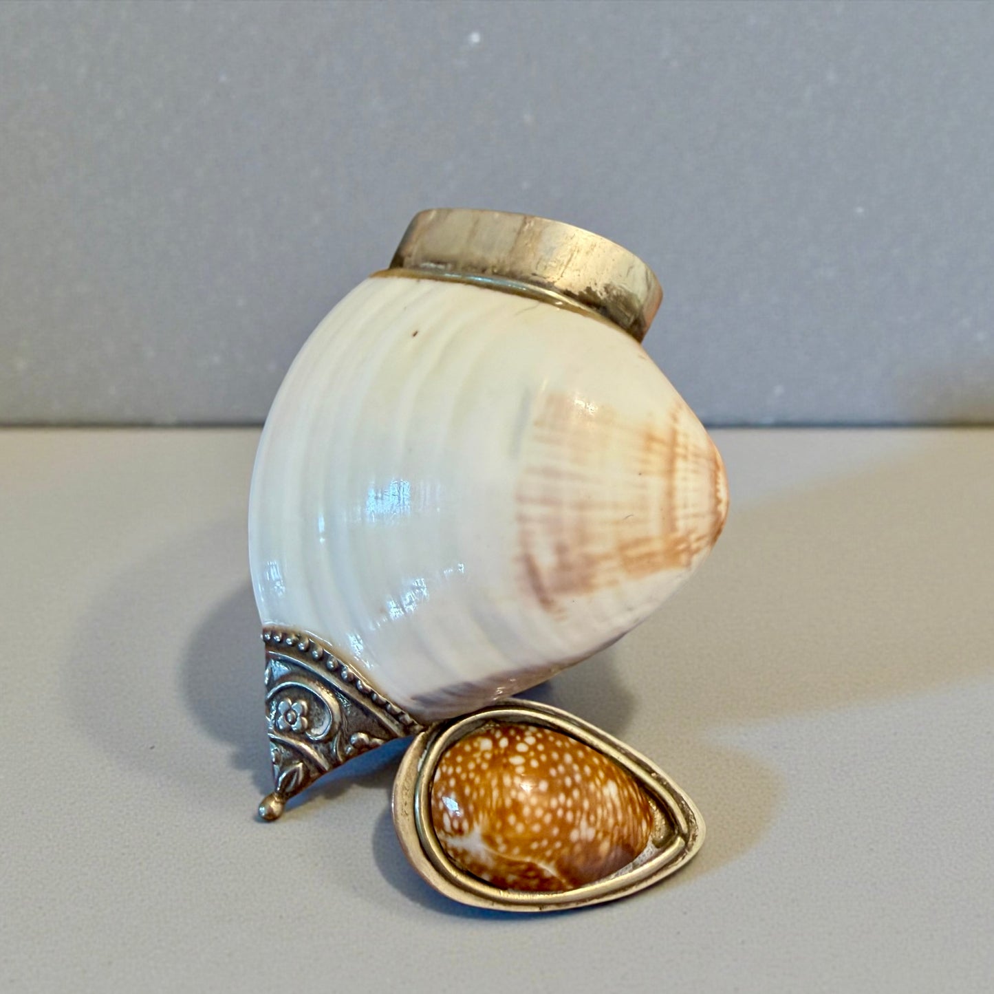 Tabacchiera da fiuto ricavata da valve di conchiglie, ca meta ‘900