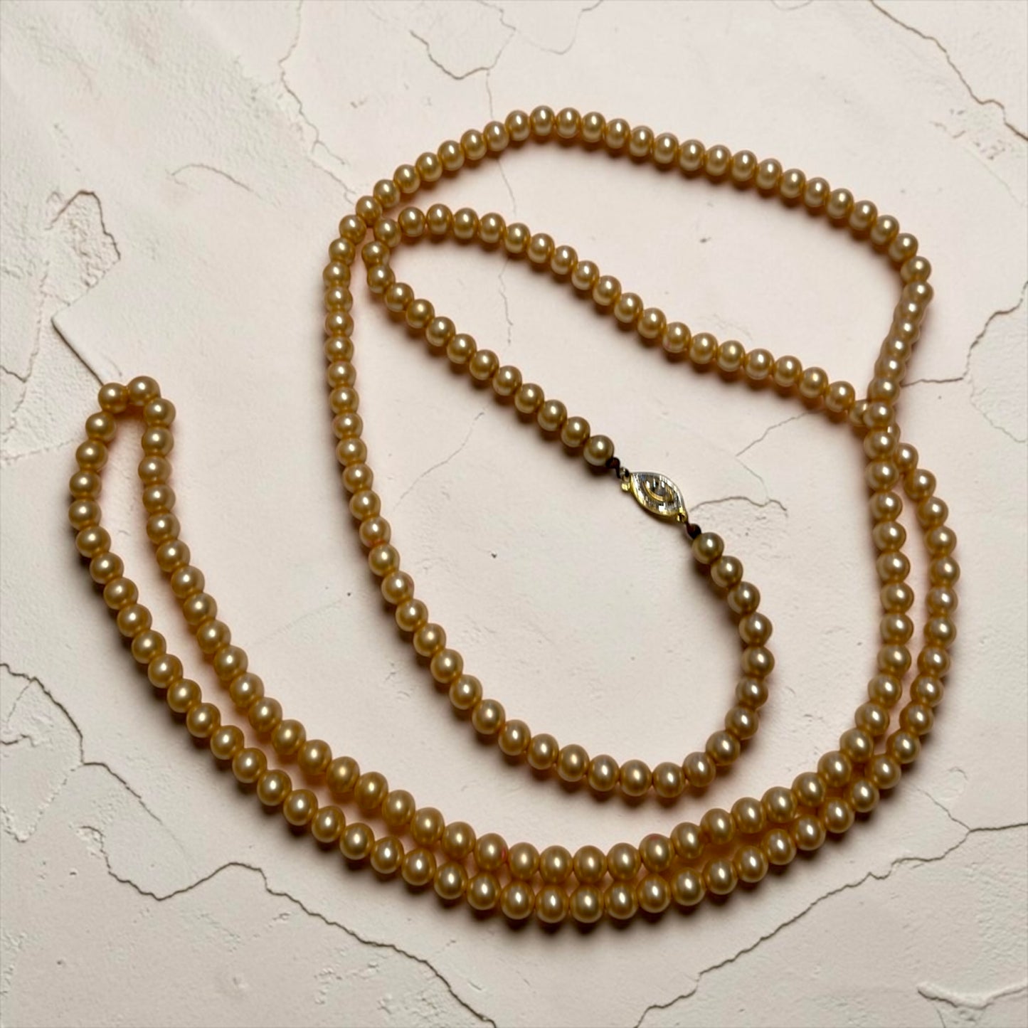 Collana sautoir lunga 1,5 metri art déco anni ‘20 in perle di vetro, chiusura navetta bagnata in oro