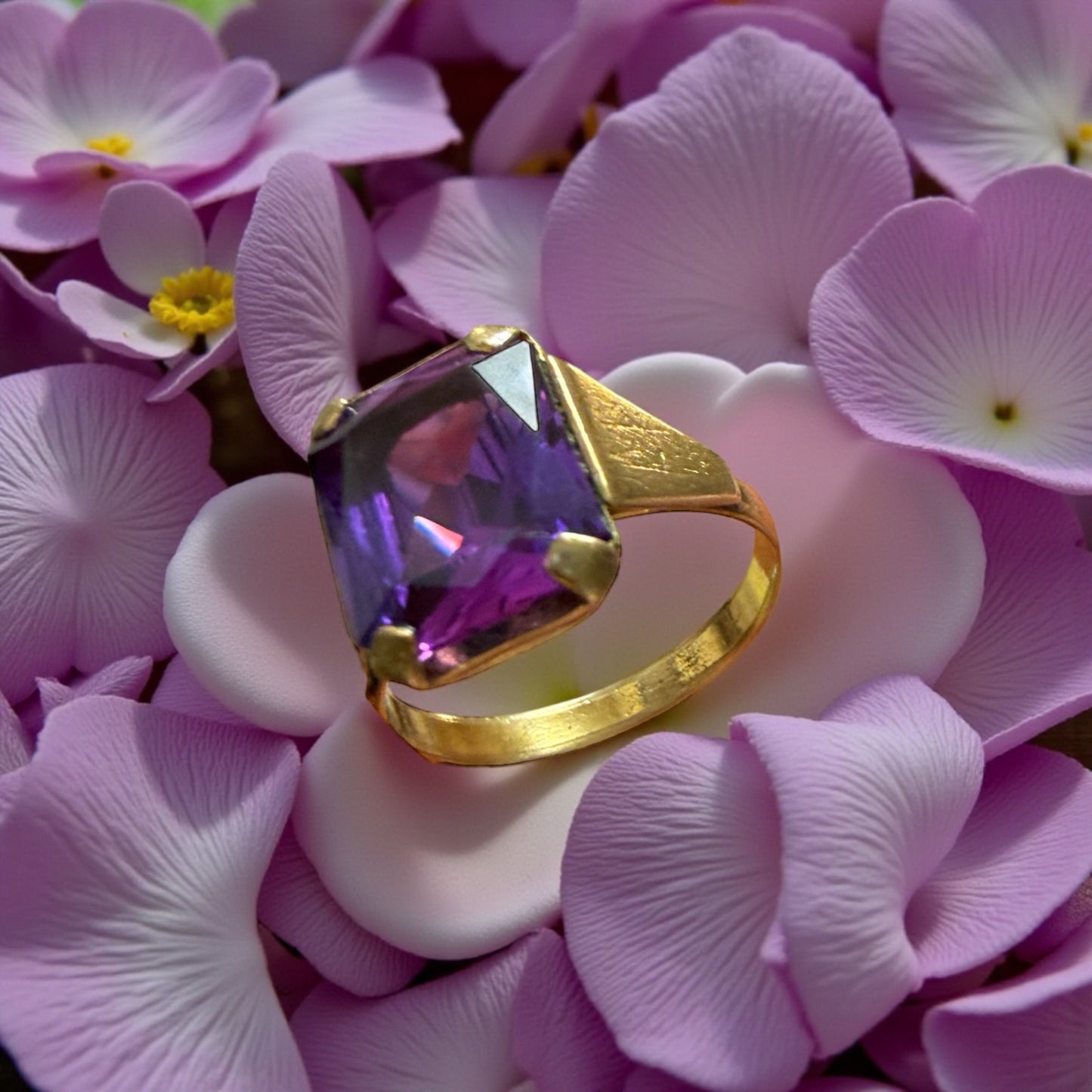 Anello modernista viola profondo anni ‘50 con leggera doratura oro basso