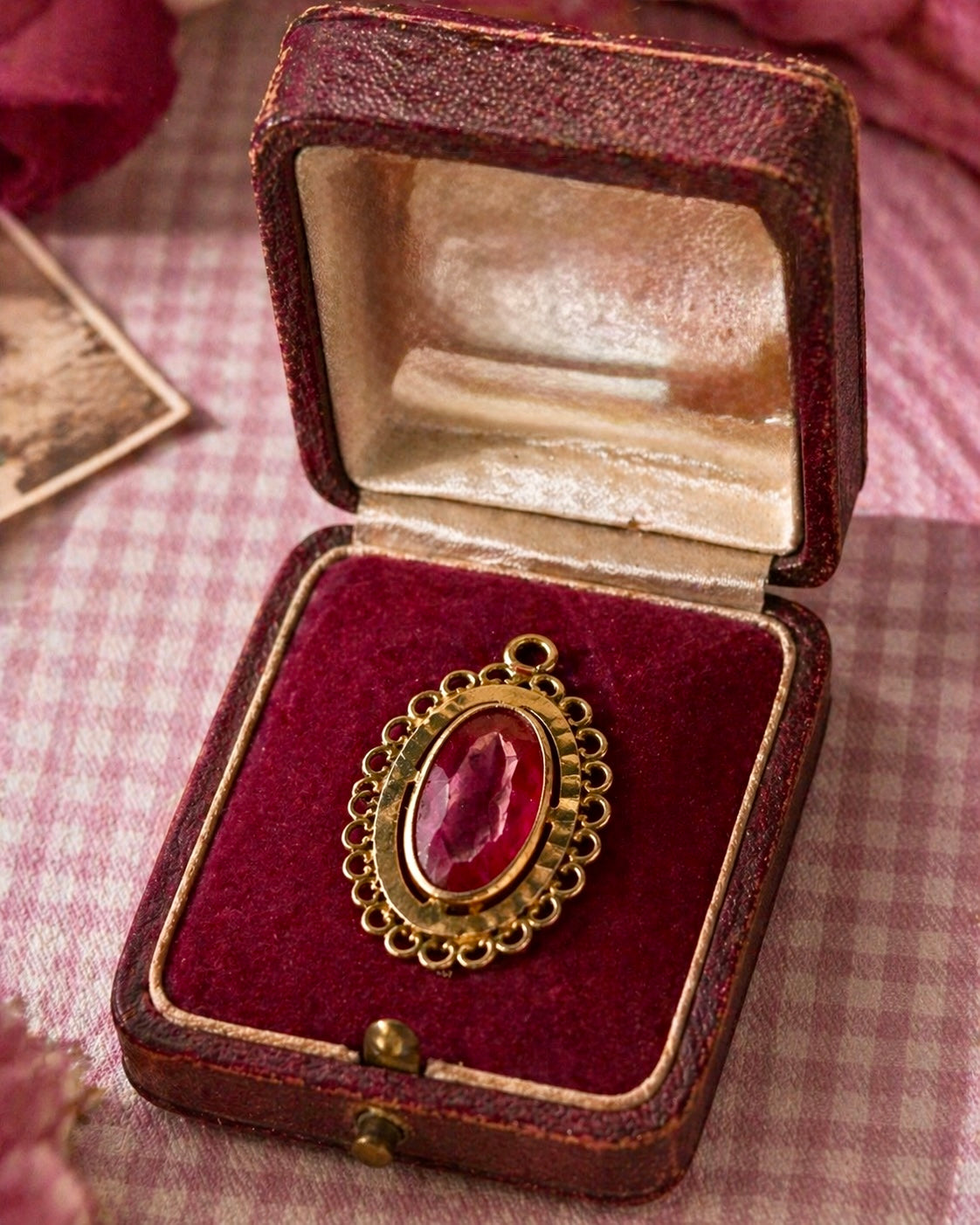 Ciondolo pendente rosa intenso con cornice placcata oro basso, 60s