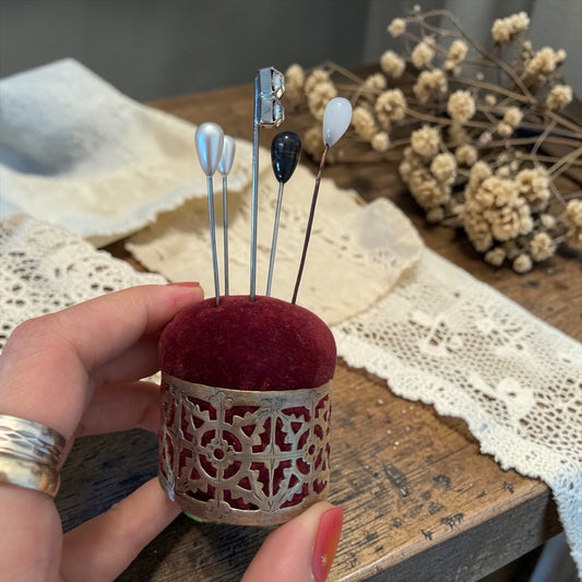 Puntaspilli pin cushion in argento inglese antico fine ‘800 con 5 spilloni da cappello