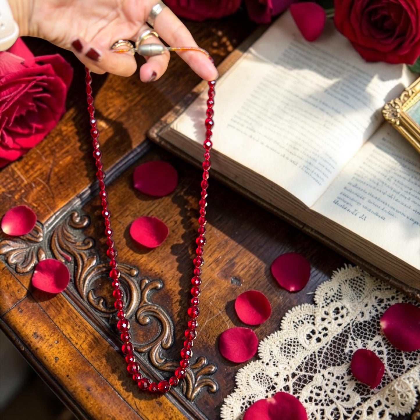 Collana in perle di vetro sfaccettato degradé rosso rubino, anni ‘60 ca