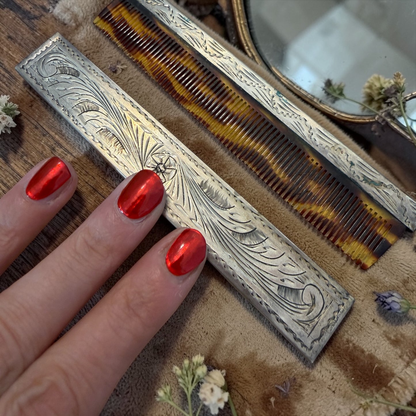 Pettine d’argento in custodia incisa a bulino, liberty anni ‘20-‘30